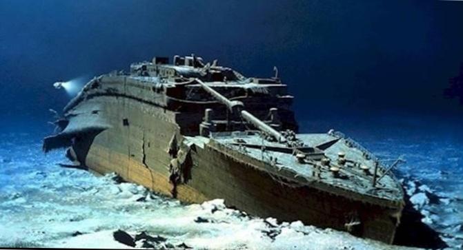 Titanic Dive Adventure - Discovering the Ocean's Historical Gem 