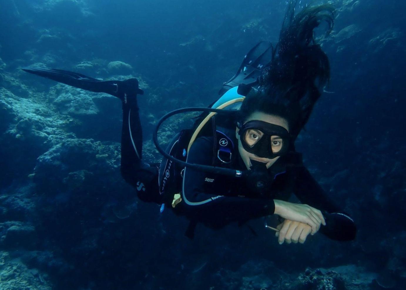  Defying Limits: Boundless Adventures of Air Tank Free Diving 